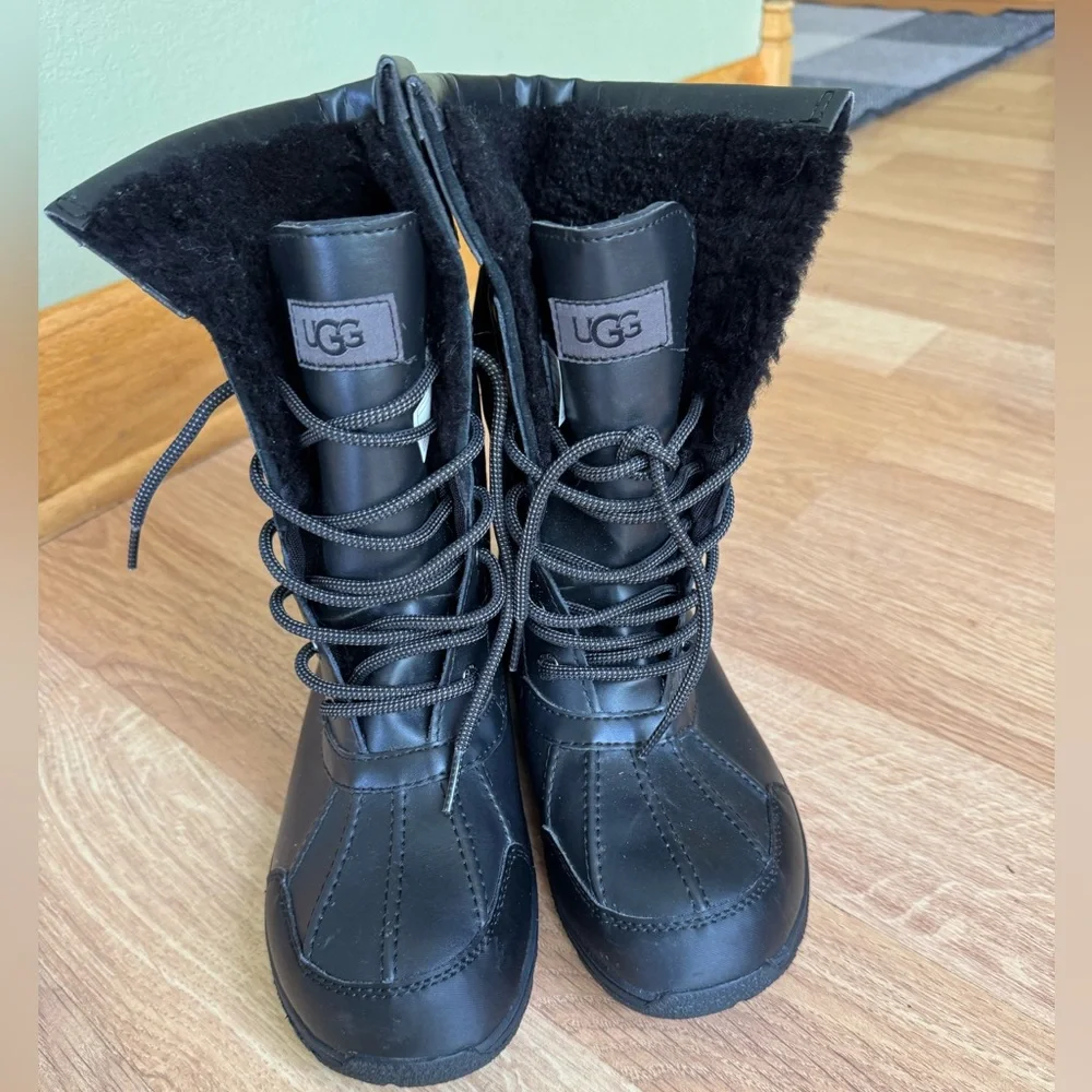 Sz 5 UGG Butte II -Lace up boot